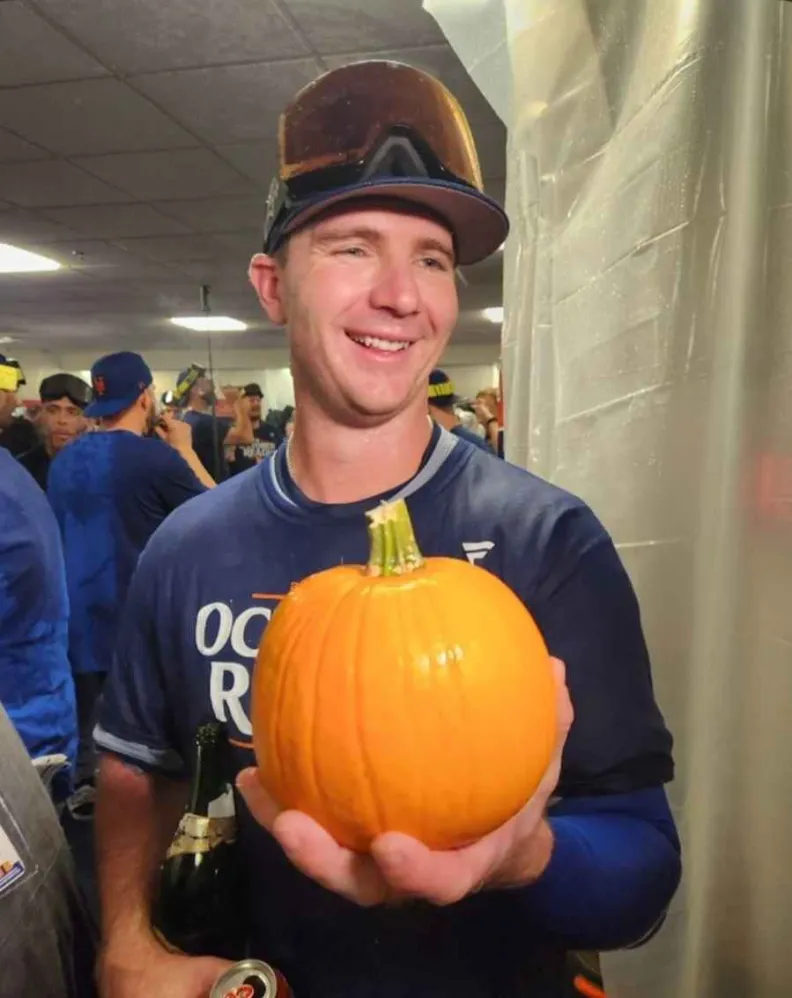 pete alonso holding a pumpkin